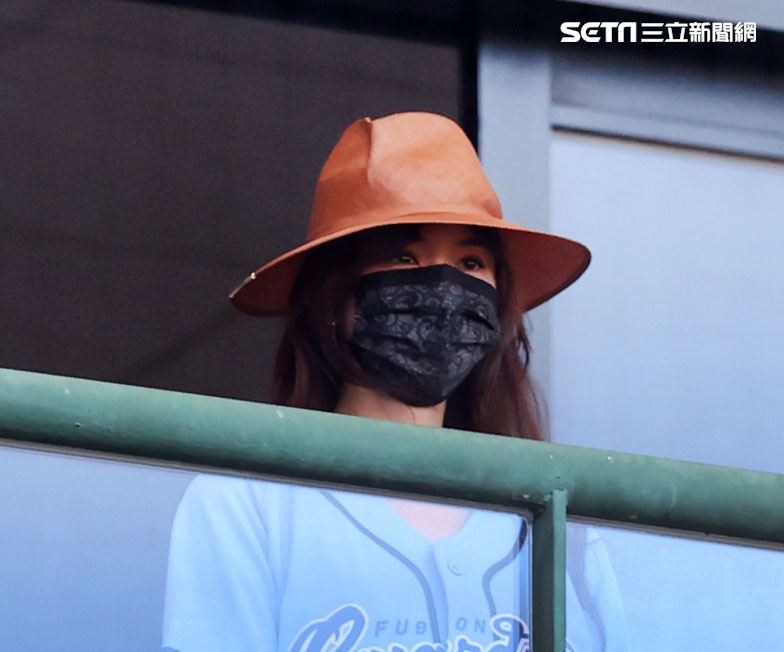 老公AKIRA來台富邦悍將賽前帥氣開球，志玲姐姐甜現身比YA加油狂拍。（記者邱榮吉/攝影）