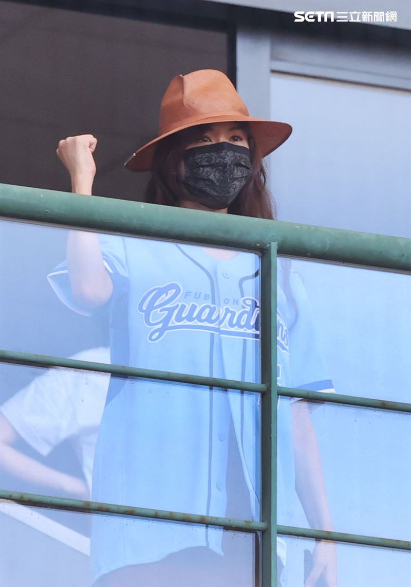 老公AKIRA來台富邦悍將賽前帥氣開球，志玲姐姐甜現身比YA加油狂拍。（記者邱榮吉/攝影）