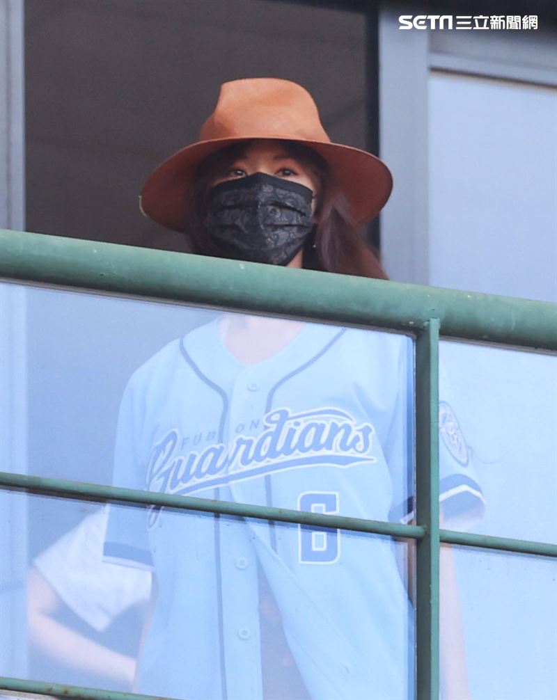 老公AKIRA來台富邦悍將賽前帥氣開球，志玲姐姐甜現身比YA加油狂拍。（記者邱榮吉/攝影）