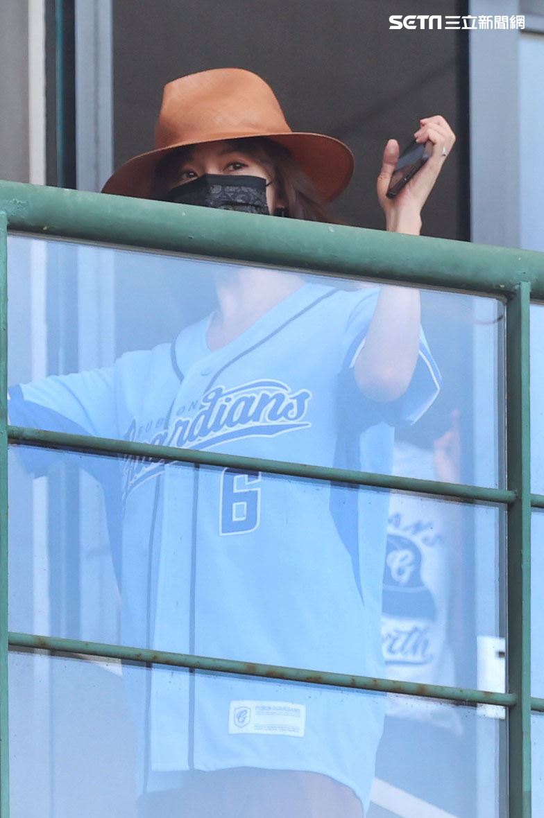 老公AKIRA來台富邦悍將賽前帥氣開球，志玲姐姐甜現身比YA加油狂拍。（記者邱榮吉/攝影）