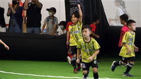 ▲小小年紀踢好球一樣是振臂歡呼。（圖／迷你足球協會提供）