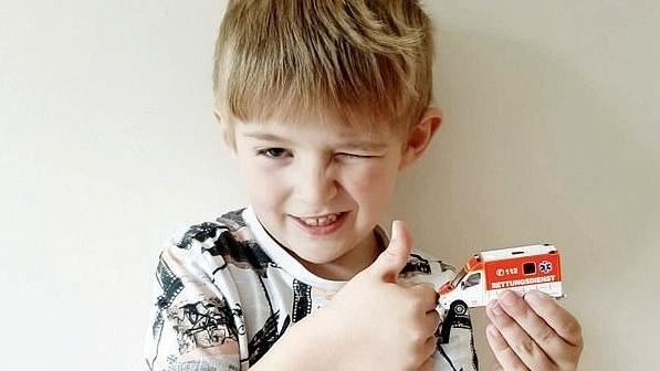 媽突然昏倒！5歲弟靠玩具車救她一命