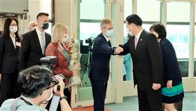 捷克參議院議長維特齊率團訪台　手臂互碰取代握手捷克參議院議長維特齊（前右2）30日上午率領訪問團來台，一行人緩步走出登機口，外交部長吳釗燮（前右）上前迎接，雙方並以前臂碰前臂的方式取代傳統握手的打招呼方式。中央社記者吳睿騏桃園攝　109年8月30日