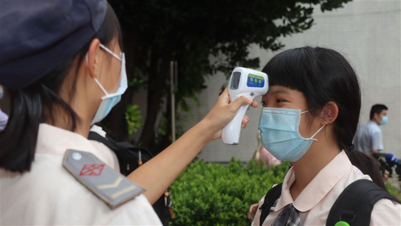 中小學今開學　入校量體溫不強制戴罩