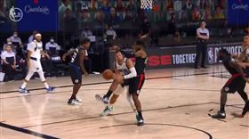 NBA／踩腳踝、手刀打頭　金童暴怒
NBA,季後賽,達拉斯獨行俠,Luka Doncic,洛杉磯快艇,Marcus Morris
翻攝自推特