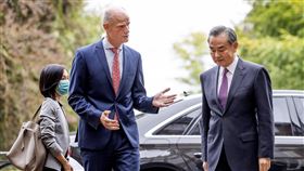 中國外長王毅24日開始訪歐之行，26日訪問荷蘭時，外長布洛克（Stef Blok）當面表示對北京箝制新疆維吾爾人及香港自由的關切。