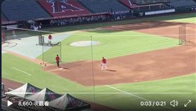 ▲大谷翔平練習守一壘。（圖／翻攝自Jeff Fletcher推特）