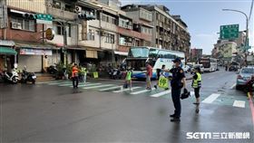 因疫情影響，為期1個半月的暑假已經結束，金山分局為保護學童安全，於每日上、放學時段執行護童勤務，由各分駐（派出）所、交通分隊編排警力，結合義交、導護老師及學校志工等民力，共同在轄區國小校門口執行交通疏導，維持學校周邊秩序，讓學童們能平平安安的上、下學。另外，金山分局亦針對轄內各級學校周邊地區加強巡邏密度，盤查徘徊於校園附近之可疑人、車，以淨化校園環境。（圖／翻攝畫面）