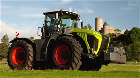 ▲賽車手Christian Menzel駕駛拖拉機挑戰紐柏林賽道（圖／翻攝自auto motor und sport Youtube）