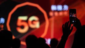 台灣大哥大5G盛大開台（2）繼中華電之後，台灣大哥大30日下午宣布5G開台，推出從新台幣599元到2699元的8種5G資費，月付1399以上可5G吃到飽。中央社記者王騰毅攝  109年6月30日