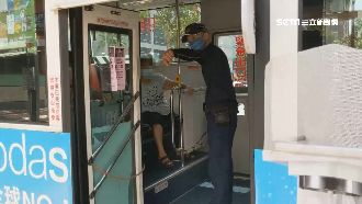 婦人公車上狂咳、吐痰　駕駛報警拒載