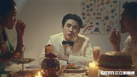 新加坡國寶級英語歌王Gentle Bones拍MV一人分飾三角，情感糾葛戲碼拉扯鄭可為。（圖／Cross Ratio娛樂提供）