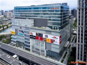 雙北百貨商場激戰！周邊房市熱區大公開，北市信義計畫區百貨周邊最昂貴，新北新莊宏匯廣場周邊交易夯（圖／資料照）