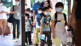 小學開學日　新生戴口罩報到高中以下學校31日開學，校園配合防疫政策，實施量體溫、酒精手部消毒等防疫措施，多數學生也主動戴上口罩上學。圖為台北市文湖國小新生戴口罩排隊報到。中央社記者王飛華攝　109年8月31日