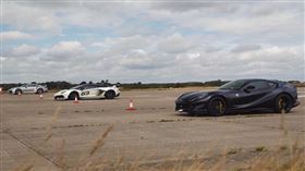 ▲法拉利812 Superfast、藍寶堅尼Aventador SVJ、保時捷911 Turbo S對決（圖／翻攝自Carwow Youtube）