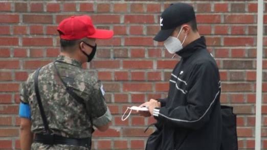 朴寶劍戴帽現身軍營　獨自低調入伍