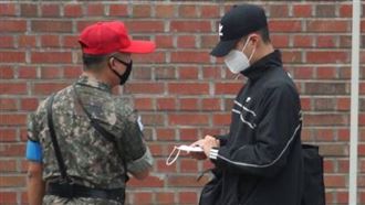 朴寶劍戴帽現身軍營　獨自低調入伍