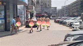 業績不到被處罰？5男集體裸奔「放鳥飛」　網驚：有病吧（圖／翻攝自微博）