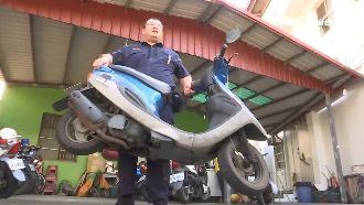 勇警徒手抬滅頂機車　網封林園版館長
