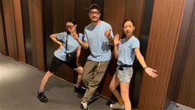 肆一、林映唯、大鶴廳外聽觀眾反應/華映娛樂提供