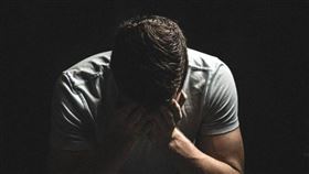 男,憂鬱,痛苦,哭泣(圖/pixabay)
