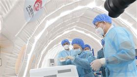 林鄭月娥日前也在臉書貼出「火眼實驗室」的照片（圖／翻攝自林鄭月娥 Carrie Lam）