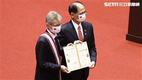 游錫堃頒贈韋德齊外交榮譽獎章一等獎章（圖／記者林聖凱攝影）