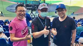 臺大PM學生會主辦職棒家庭日300人大型活動，中職會長吳志揚(中)親自到場表達感謝，並與臺大教授郭佳瑋(右)，及PM學生會長高家偉合影。（圖／臺大PM學生會提供）