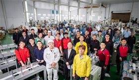 口罩國家隊由國內機具廠商組成，為口罩廠商組裝生產機台，大幅提升口罩產能。（中央社）