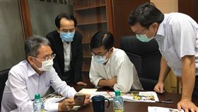 陳其邁邀研商　賴建信允諾支持爭取治水經費高雄市長陳其邁（右2）31日邀經濟部水利署長賴建信（左）南下研商積淹水改善方案，中央允諾支持治水改善經費，並協助朝智慧化防災管理辦理。（高雄市政府提供）中央社記者王淑芬傳真　109年8月31日