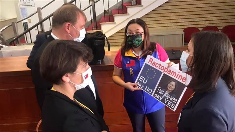 陳玉珍攔截捷克參議員…尬聊這件事！