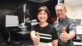 清華師生X光解析膜蛋白　失智症治療露曙光國立清華大學生物資訊與結構生物研究所教授孫玉珠（左）的研究團隊，最近與中央研究院分子生物所實驗室合作，解開「磷酸鹽轉運膜蛋白」分子結構之謎，這項研究也讓失智症治療露出一線曙光。（清大提供）中央社記者魯鋼駿傳真　109年8月31日