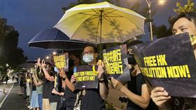 港831襲擊事件滿週年 台港手足人鏈撐港香港831「太子站襲擊事件」滿1週年，一群關注香港情勢的台港手足（示威者對彼此的暱稱）31日在台北發起「831台北挺香港人鏈」活動。中央社記者賴言曦攝　109年8月31日