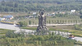 黃河母親雕像矗立黃河之濱中國大陸將黃河形容為「母親河」，但黃河長年存在生態汙染、水旱災等問題。圖為位於寧夏青銅峽市的黃河母親雕像，立於黃河之濱，2017年攝。中央社記者張淑伶上海傳真　109年8月31日