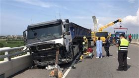 台61線砂石車撞工程車 1死3送醫（圖／翻攝畫面）