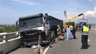 苗栗砂石車撞工程車變鐵餅　2死3傷