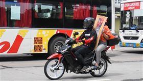 菲律賓當地人直接拆窗戶當隔離工具。（圖／熊熊來七桃提供）