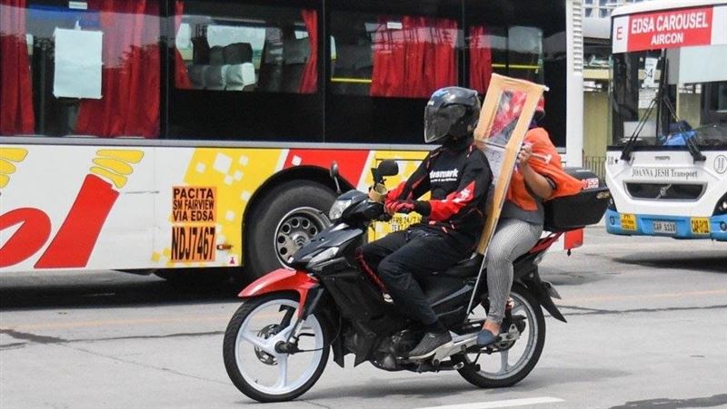 機車雙載也要隔離！這國人直接拆窗戶