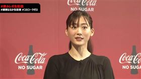 綾瀨遙笑著否認兩人談戀愛。（圖／翻攝自YouTube直播）