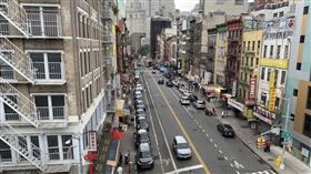 知情人士披露，川普政府一名新進防疫顧問想靠有爭議的「群體免疫」帶領美國走出疫情。圖為26日紐約曼哈頓華埠商家多恢復營業。（中央社檔案照片）