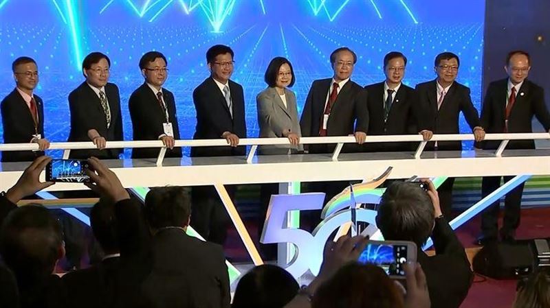 專訪唐鳳「電磁波存在生活中」免擔心