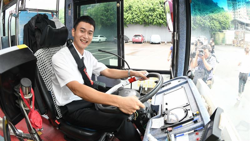 劉冠廷中影開公車　自爆轉彎生死瞬間