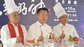 嘉義民雄大士爺祭8日登場嘉義縣長翁章梁（中）、民雄大士爺廟董事長周漳炎（左）與民雄鄉長何嘉恒（右）1日手捧麵粉製的供品，一同宣告民雄鄉宗教盛事「大士爺祭典」8日起登場。中央社記者蔡智明攝　109年9月1日