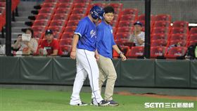 ▲富邦悍將捕手張進德敲安後退場。（圖／記者劉彥池攝影）