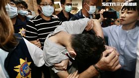 尋獲高雄失聯少女　犯嫌押返高雄偵訊（3）高雄失聯國中少女1日在新竹竹東被尋獲，37歲盧姓男子（前中低頭者）、29歲王姓男子（後條紋衣者）及31歲羅姓男子3名嫌犯也陸續被逮捕，隨即由警方帶回高雄展開進一步偵訊調查。中央社記者董俊志攝　109年9月1日