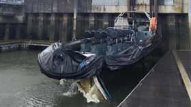 ▲充氣快艇撞浮標，導致少女傷重不治。（圖／翻攝自推特）