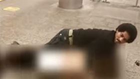 萊耶斯壓在女子身上，打算在月台上性侵她。 （圖／翻攝自紐約警局） 