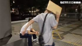 高雄少女失蹤案，盧姓男子（灰衣）、王姓男子（黑衣）經檢察官複訊後無保請回。（圖／翻攝畫面）