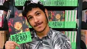巴西漫畫家在台推新作　呈現台灣風土文化巴西漫畫家盧卡斯（Lucas Paixao）因為熱愛華語影劇、歌曲而到台灣求學，近期推出首部連載也是首部正式出版作品「檳榔美少女」，全書可窺見他對台灣風土文化的觀察，以及對動漫次文化的喜愛。（遠流出版提供）中央社記者陳秉弘傳真　109年9月1日