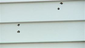 屋外可以清楚看見數十個彈孔。（圖／翻攝自Ashley Marquez臉書）